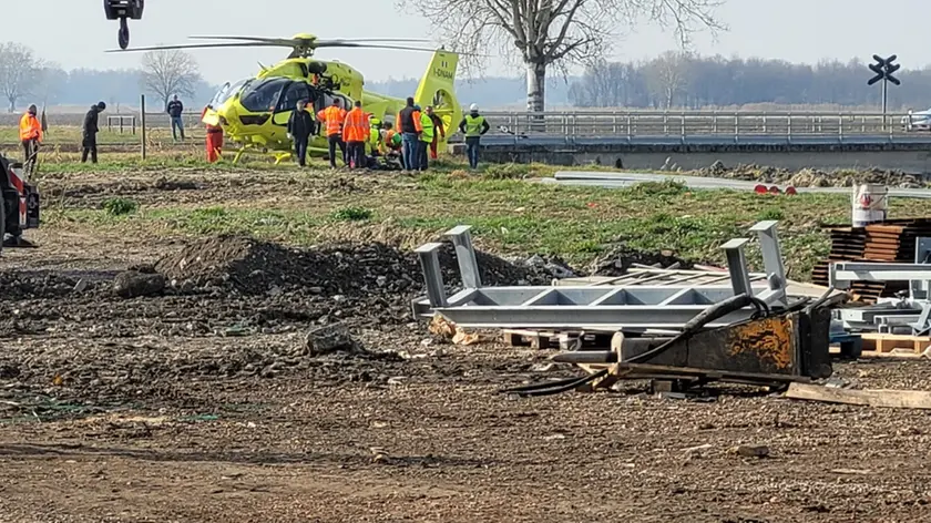 Le operazioni di soccorso al sessantenne nella zona industriale di San Giorgio di Nogaro