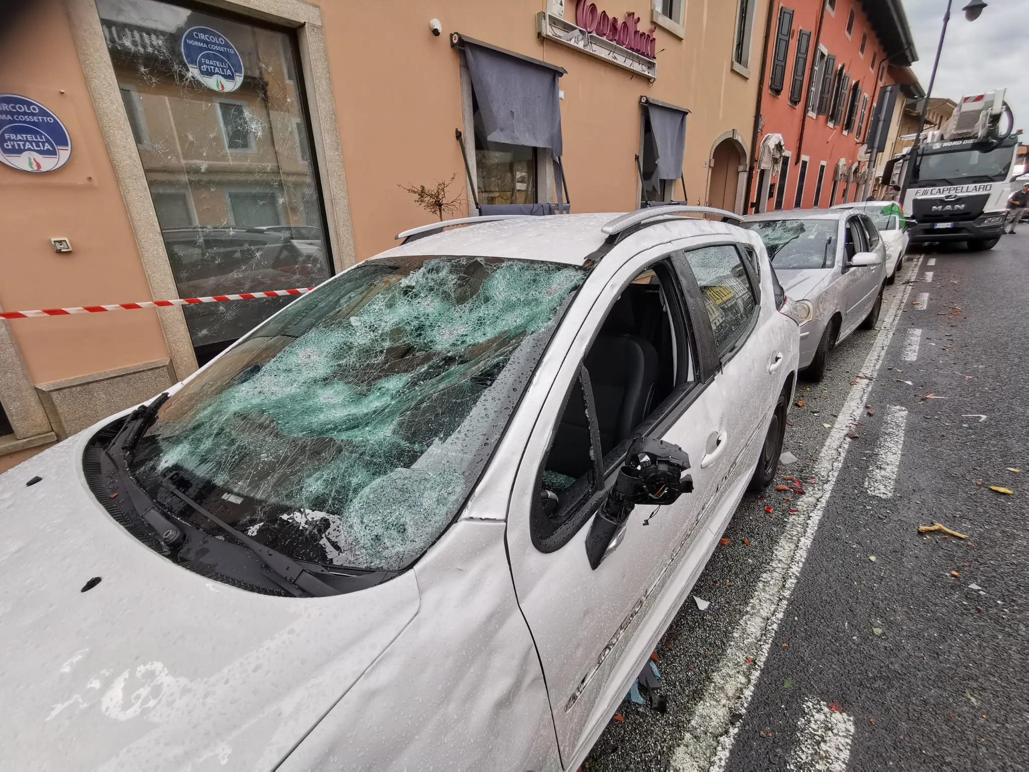 Mortegliano è uno dei comuni più colpiti dalla violenta grandinata che ha interessato tutto il Friuli nella notte tra lunedì 24 e martedì 25 luglio. Le immagini parlano da sole: il ghiaccio, grosso come palline da tennis, ha colpito e distrutto molte delle finestre delle abitazioni. I bozzi si vedono anche sui muri e le strade sono ricoperte da chicchi di ghiaccio. Leggi anche l'intervista al sindaco "Sembrava un bombardamento"