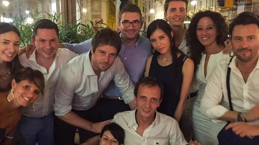 Foto di gruppo con amici: Fedriga al centro e, alla sua destra, Roberto Fattori