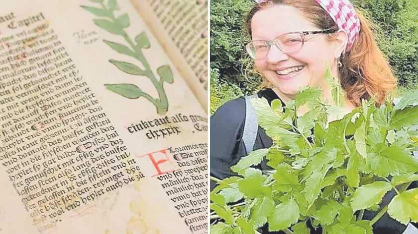 L'erbario custodito al Museo Gortani di Tolmezzo e, a destra, Eleonora Matarrese