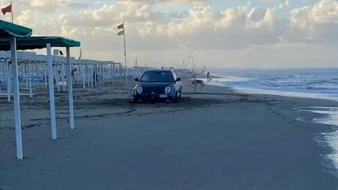 La macchina bloccata nella sabbia (foto fonte Noi Tv)