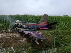 La carcassa dell'aereo delle Frecce Tricolori che si è schiantato al suolo nei pressi dell'aeroporto Torino-Caselle, 16 settembre 2023. Un problema al motore: questo è quanto avrebbe comunicato al suo capo squadra, durante il volo, il pilota. Lo si è appreso da fonti qualificate presenti sul posto. Il militare avrebbe riferito che doveva sganciarsi dalla formazione. In seguito ha perso il controllo del velivolo e ha azionato il dispositivo di eiezione dalla cabina. L'aereo, cadendo a terra, ha preso fuoco e ha colpito un'automobile di passaggio. NPK ANSA +++ ANSA PROVIDES ACCESS TO THIS HANDOUT PHOTO TO BE USED SOLELY TO ILLUSTRATE NEWS REPORTING OR COMMENTARY ON THE FACTS OR EVENTS DEPICTED IN THIS IMAGE; NO ARCHIVING; NO LICENSING +++