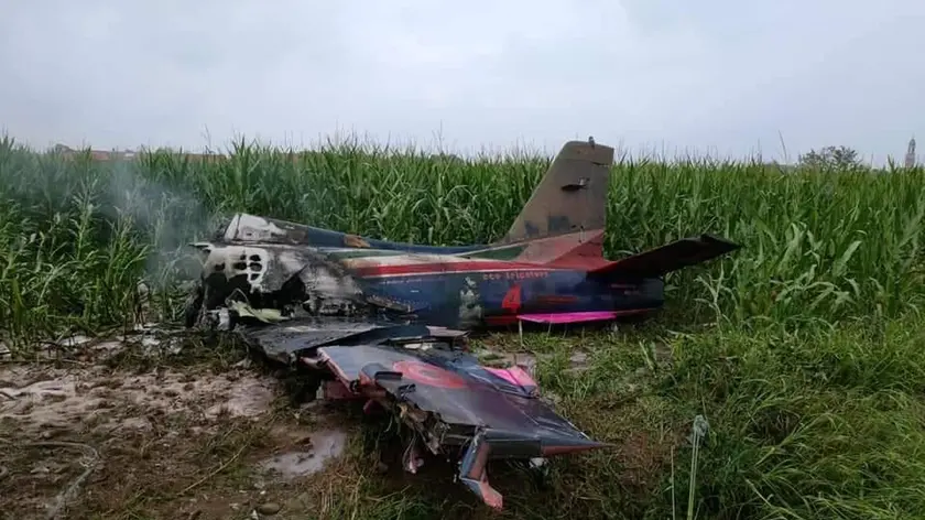 La carcassa dell'aereo delle Frecce Tricolori che si è schiantato al suolo nei pressi dell'aeroporto Torino-Caselle, 16 settembre 2023. Un problema al motore: questo è quanto avrebbe comunicato al suo capo squadra, durante il volo, il pilota. Lo si è appreso da fonti qualificate presenti sul posto. Il militare avrebbe riferito che doveva sganciarsi dalla formazione. In seguito ha perso il controllo del velivolo e ha azionato il dispositivo di eiezione dalla cabina. L'aereo, cadendo a terra, ha preso fuoco e ha colpito un'automobile di passaggio. NPK ANSA +++ ANSA PROVIDES ACCESS TO THIS HANDOUT PHOTO TO BE USED SOLELY TO ILLUSTRATE NEWS REPORTING OR COMMENTARY ON THE FACTS OR EVENTS DEPICTED IN THIS IMAGE; NO ARCHIVING; NO LICENSING +++