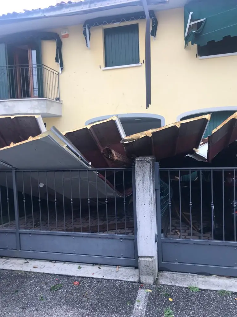 Ingentissimi i danni riportati da Latisana e a Latisanotta. A fare un primo bilancio è sindaco Lanfranco Sette che ha così commentato il maltempo che nella notte tra mercoledì e giovedì si è abbattuto sulla Bassa colpendo in particolar modo la zona di Latisana. Al momento, come riporta il primo cittadino, Via Roma e Via Gaspari si presentano con molti alberi divelti dal parco Gaspari. La situazione peggiore si registra però in via Trieste dove numerose abitazioni sono state scoperchiate e si sono riempite d’acqua. In un caso un tetto è letteralmente volato via planando su alcune auto parcheggiate. La protezione civile è al lavoro con i vigili del fuoco e verranno utilizzati anche i macchinari del Comune per rimuovere i detriti e gli alberi”. Il sindaco raccomanda di evitare, per ora le arterie principali della città. Qui la situazione aggiornata