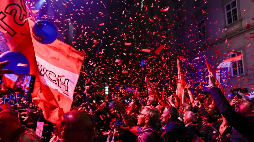 epa11629262 Supporters cheer as Chairman and top candidate of the Freedom Party of Austria (FPOe) Kickl (unseen) speaks during the party's election rally in Vienna, Austria, 27 September 2024. Austria will hold parliamentary elections on 29 September 2024, with the far-right Freedom Party (FPO) leading in the polls. EPA/FILIP SINGER