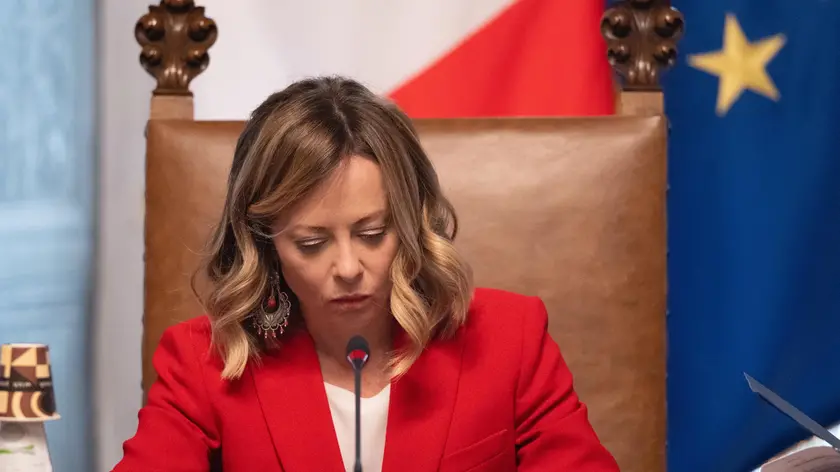 La premier, Giorgia Meloni, al Consiglio dei ministri, 09 apriel 2024. NPK ANSA / Filippo Attili - Palazzo Chigi +++ ANSA PROVIDES ACCESS TO THIS HANDOUT PHOTO TO BE USED SOLELY TO ILLUSTRATE NEWS REPORTING OR COMMENTARY ON THE FACTS OR EVENTS DEPICTED IN THIS IMAGE; NO ARCHIVING; NO LICENSING +++