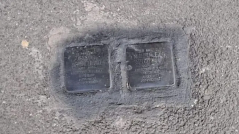 "A Trastevere due pietre d'inciampo dedicate a due vittime romane della Shoah, deportate nel campo di sterminio di Auschwitz, sono state oltraggiate. Roma condanna fermamente questo gesto inaccettabile e miserabile. Solidarietà a tutta la Comunità Ebraica della nostra città". Così su X il sindaco di Roma Roberto Gualtieri. X ROBERTO GUALTIERI +++ ATTENZIONE LA FOTO NON PUO' ESSERE PUBBLICATA O RIPRODOTTA SENZA L'AUTORIZZAZIONE DELLA FONTE DI ORIGINE CUI SI RINVIA+++ NPK +++