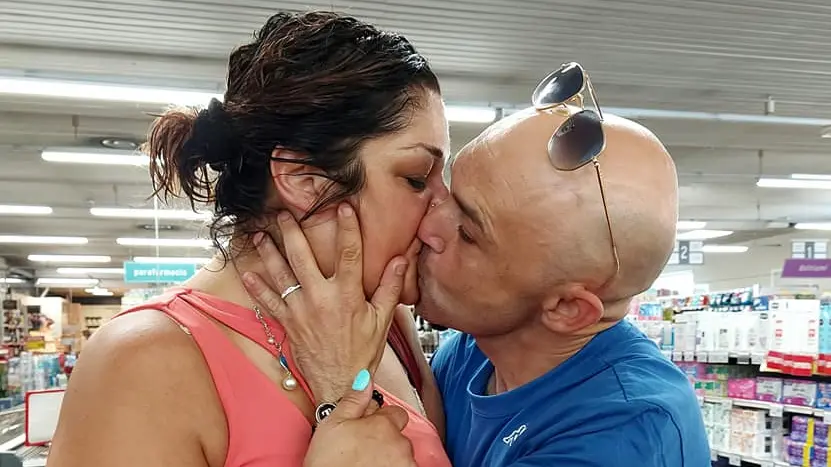 Tiziana Giuseppa Famao e Salvatore Costarelli si baciano al supermercato