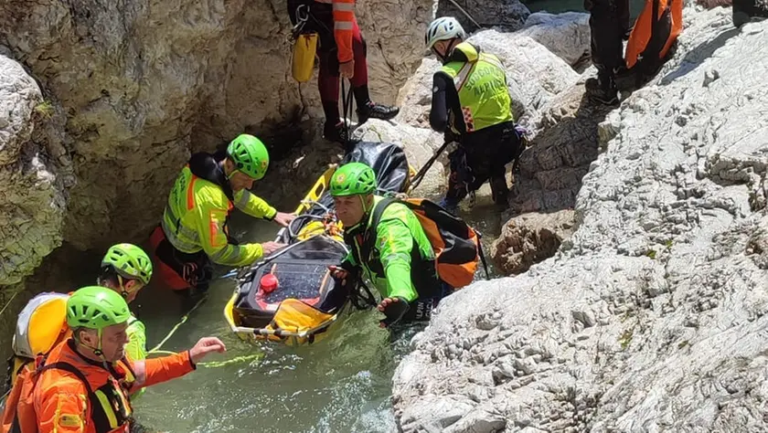 Un'esercitazione in forra del Soccorso alpino del Fvg