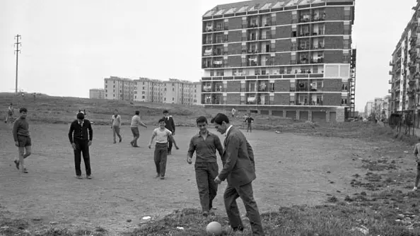 Roma, 1960. Lo scrittore e regista Pier Paolo Pasolini gioca a calcio con i ragazzi della borgata romana di Centocellle.