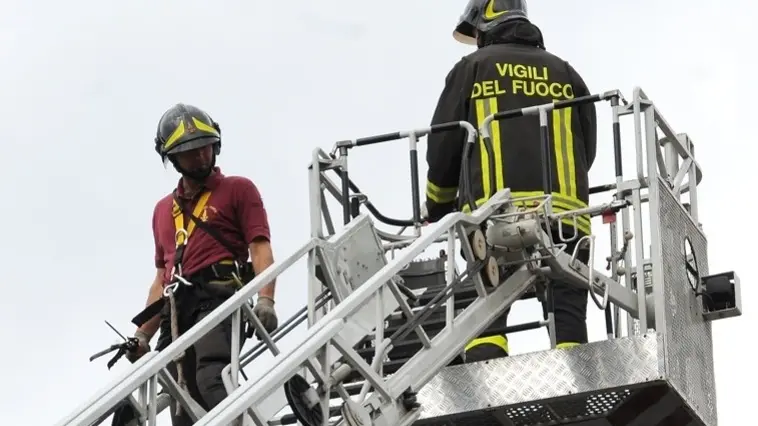 Controlli dei vigili del fuoco a San Martino di Chies d'Alpago a seguito della scossa di terremoto della notte
