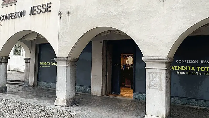 Il negozio “Confezioni Jesse” in piazza San Giacomo, all’imbocco con via Sarpi, in centro a Udine