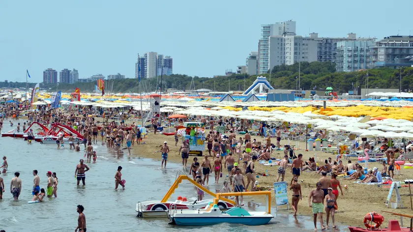 Lignano 27 Giugno 2021. Spiaggia e traffico. © Foto Petrussi