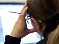 Un' impiegata davanti allo schermo del computer nel suo ufficio durante l'orario di lavoro in una foto d'archivio. ANSA / FILIPPO MONTEFORTE