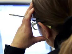 Un' impiegata davanti allo schermo del computer nel suo ufficio durante l'orario di lavoro in una foto d'archivio. ANSA / FILIPPO MONTEFORTE