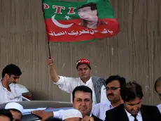 epa11596161 A supporter of the Pakistan Tehreek-e-Insaf (PTI) party waves the party's flag during a protest outside the Khyber-Pakhtunkhwa provincial assembly as Islamabad police arrested PTI party leaders, in Peshawar, Pakistan, 10 September 2024. Police arrested PTI leaders Barrister Gohar Ali Khan, Sher Afzal Khan Marwat, and advocate Shoaib Shaheen outside parliament, prompting the party to condemn the actions as a 'direct attack on democracy.' PTI criticized the PML-N government for the arrests, calling them 'illegal orders' and stating 'This is a moment of shame for the entire parliament.' Opposition leader Omar Ayub Khan added that police had targeted other PTI members as well, asserting 'Our only crime is that we have dared to challenge the status quo.' In a televised address, PML-N Senator Talal Chaudhry vowed legal action against Khyber Pakhtunkhwa Chief Minister Ali Amin Gandapur for inciting violence during a rally, claiming that 'not only will those who attacked be arrested, but also their mastermind.' The situation escalated during a PTI rally that clashed with police, leading to several arrests amid rising tensions. EPA/BILAWAL ARBAB