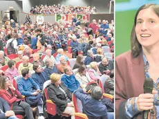 Il teatro Palamostre gremito per il discorso della segretaria del Pd, Elly Schlein, arrivata in Friuli per sostenere Massimo Morettuzzo alle Regionali e Alberto Felice De Toni alle comunali (foto Petrussi)