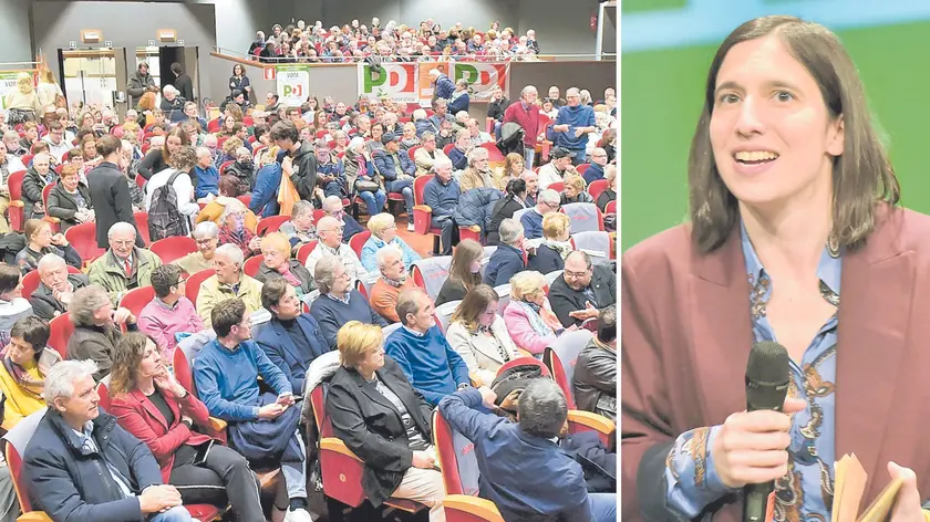 Il teatro Palamostre gremito per il discorso della segretaria del Pd, Elly Schlein, arrivata in Friuli per sostenere Massimo Morettuzzo alle Regionali e Alberto Felice De Toni alle comunali (foto Petrussi)