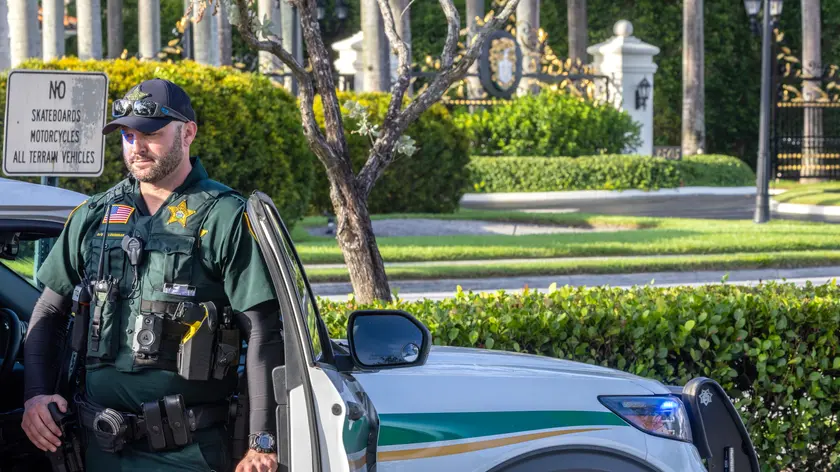 epa11606803 Palm Beach Sheriff officers guard the entrance of the Trump International Golf Club in West Palm Beach, Florida, USA, on 15 September 2024. According to the FBI, they are following an investigation of what appears to be an attempted assassination of Former President Donald Trump. Palm Beach County Sheriff Ric Bradshaw said the US Secret Service agents found a man pointing an AK-style rifle with a scope into the club as Trump was on the course. EPA/CRISTOBAL HERRERA-ULASHKEVICH
