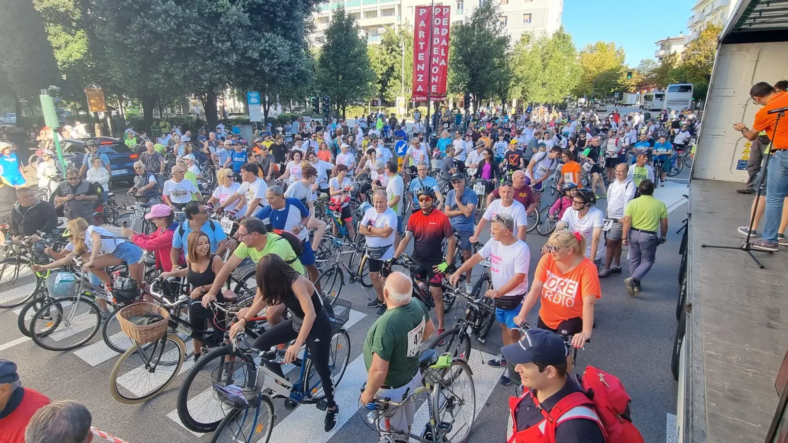 Edizione riuscita, la numero 49, per la Pordenone pedala, sotto un bel sole e con circa 4 mila partecipanti stimati. Il serpentone si è snodato da Pordenone a Porcia, Brugnera, Sacile, con rientro via Fontanafredda a Pordenone. Poi la tradizionale pastasciutta collettiva a Parco Galvani e le premiazioni delle categorie che hanno preso parte all’evento. Soddisfazione per il presidente Luigi Tomadini e lo staff che ha contribuito alla riuscita dell’evento.