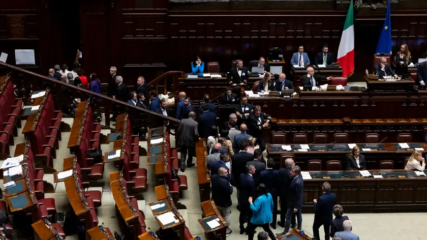 Deputati della maggioranza escono dall’aula durante il discorso di Riccardo Ricciardi, deputato del M5Stelle all’interno della camera in occasione della commemorazione della morte di Silvio Berlusconi. Roma, 12 giugno 2024 ANSA/MASSIMO PERCOSSI