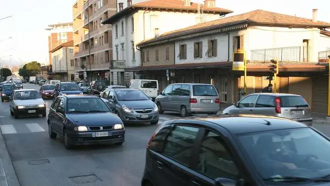 Udine 29 Marzo 2008. Traffico e passaggi pedonali a Santa Caterina. Telefoto Copyright / Foto Agency Anteprima Udine