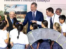 epa11615461 Spain's King Felipe VI (C back) and Italian President Sergio Mattarella (C-L back) greet children during a visit to the Elder Museum of Science and Technology in Las Palmas, Gran Canaria, Canary Islands, Spain, 20 September 2024. Sergio Mattarella is visiting Gran Canaria, one of Spain's Canary Islands, to attend the seventeenth the 17th Cotec Europe Symposium. EPA/QUIQUE CURBELO