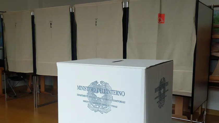 Bolzano - Cabina elettorale elezioni europee.