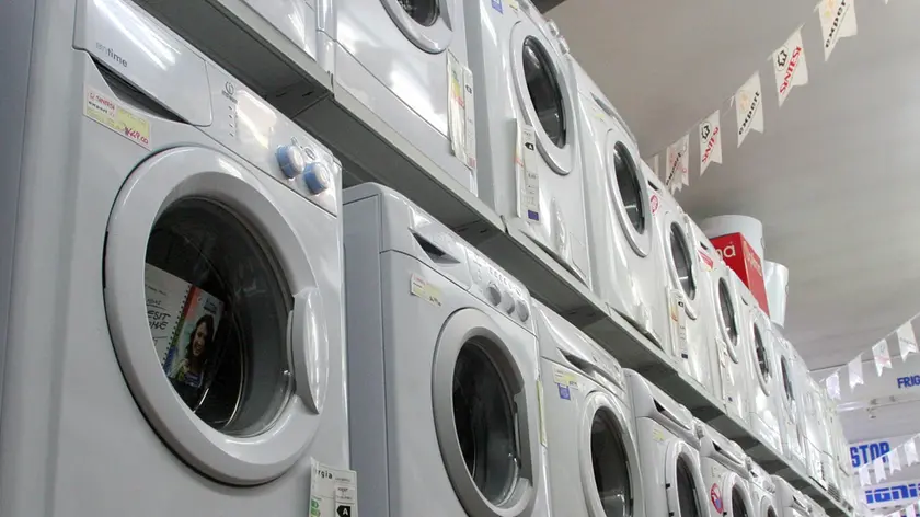 Un negozio di elettrodomestici nel centro di Roma .L'aula del Senato ha approvato l'estensione del bonus delle ristrutturazioni anche ai grandi elettrodomestici (frigo, lavatrice, lavastoviglie) e non solo ai 'mobili'. L'agevolazione, solo per chi effettua anche lavori, vale per 10.000 euro di spesa che si aggiungono ai 96.000 euro del tetto già previsto per gli incentivi SIMONE SCHIAVON /ANSA
