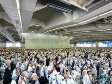 epa11414893 Muslim pilgrims attend the symbolic stoning of the devil ritual at the Jamarat Bridge during the Hajj pilgrimage near Mecca, Saudi Arabia, 16 June 2024. Hajj pilgrims took part in the 'stoning of the devil' ritual on the first day of Eid al-Adha during which they throw pebbles at three large pillars. Saudi authorities said that over 1.5 million pilgrims arrived in Saudi Arabia for this year's Hajj season. Muslims attending this year's Islamic Hajj pilgrimage will face the challenge of a significant rise in temperatures, which poses a threat to the health of pilgrims, according to the Ministry of Health statement, as the National Center for Meteorology (NCM) expected temperatures to range between 45 and 48 degrees Celsius at the holy sites. EPA/STRINGER