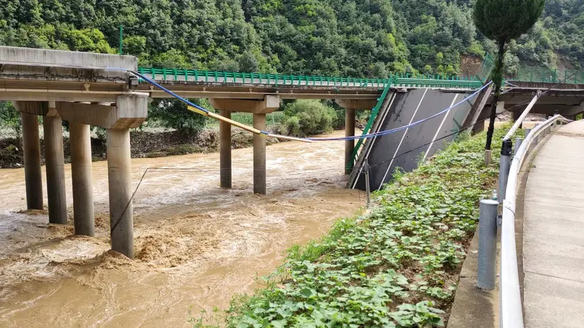 epa11488799 The site of a bridge collapse in Zhashui County in Shangluo City, northwest China's Shaanxi Province, 20 July 2024. Eleven people were confirmed dead as of 20 July morning following the partial collapse of a highway bridge in northwest China's Shaanxi Province, local authorities said. The bridge, located in Zhashui County in Shangluo City, collapsed at approximately 8:40 p.m. on 19 July, due to a sudden downpour and flash floods, according to the provincial publicity department. By 10 a.m. on 20 July, rescue teams had recovered five vehicles that had fallen into the river. Rescue operations are underway. EPA/XINHUA / LIU XIAO CHINA OUT / UK AND IRELAND OUT / MANDATORY CREDIT EDITORIAL USE ONLY