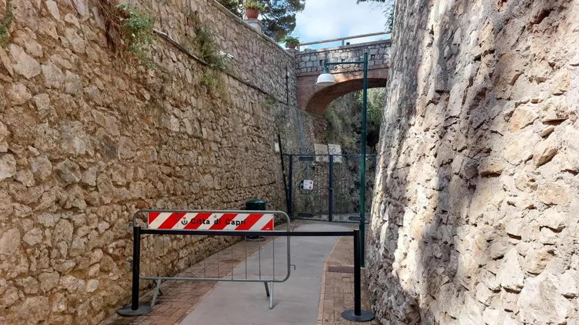 La tempesta della scorsa notte ha portato a chiudere momentaneamente il transito in via Krupp a Capri a causa della presenza di detriti rinvenuti sulla storica strada che è delimitata da un costone di roccia. L'avviso è stato diffuso attraverso la pagina social istituzionale del comune di Capri. Sono stati temporaneamente chiusi i cancelli di ingresso e transennati i viali di accesso. ANSA/Giuseppe Catuogno
