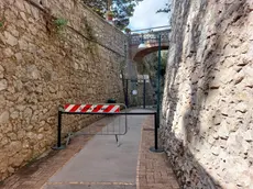 La tempesta della scorsa notte ha portato a chiudere momentaneamente il transito in via Krupp a Capri a causa della presenza di detriti rinvenuti sulla storica strada che è delimitata da un costone di roccia. L'avviso è stato diffuso attraverso la pagina social istituzionale del comune di Capri. Sono stati temporaneamente chiusi i cancelli di ingresso e transennati i viali di accesso. ANSA/Giuseppe Catuogno