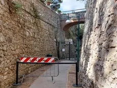 La tempesta della scorsa notte ha portato a chiudere momentaneamente il transito in via Krupp a Capri a causa della presenza di detriti rinvenuti sulla storica strada che è delimitata da un costone di roccia. L'avviso è stato diffuso attraverso la pagina social istituzionale del comune di Capri. Sono stati temporaneamente chiusi i cancelli di ingresso e transennati i viali di accesso. ANSA/Giuseppe Catuogno
