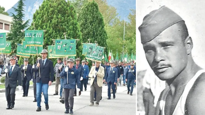 Un precedente raduno degli ex del battaglione alpini Tolmezzo, a destra il capitano Pietro “Maso” Maset