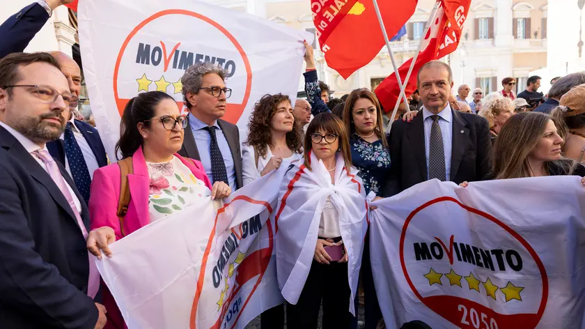 Una rappresentanza di parlamentari del M5stelle, alla manifestazione a Montecitorio, contro la proposta di legge sull’autonomia differenziata. Roma, 13 giugno 2024 ANSA/MASSIMO PERCOSSI
