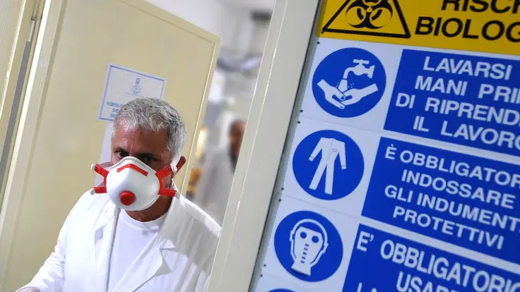 20090904 - NAPOLI - INFLUENZA A:PRIMARIO COTUGNO,ORGANIZZATI PER EVENTUALE PICCO. Mascherine e presidi medici obbligatori per tutti all'ospedale per malattie infettive Cotugno di Napoli , nella foto di oggi 4 settembre 2009, anche per gli addetti alla sicurezza e all'accettazione. CIRO FUSCO /ANSA /JI