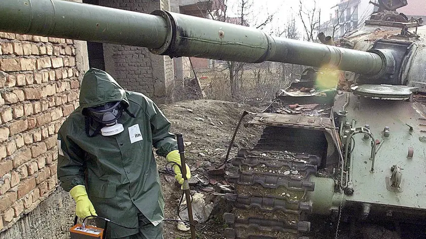 Una immagine d'archivio delle operazioni di rilievo della radioattività da parte di militari portoghesi appartenenti alle forze Nato presso Klina, nella Federazione Jugoslava, dove venne fatto uso di proiettili con uranio impoverito. MANUEL DE ALMEIDA / ARCHIVIO / ANSA / LI