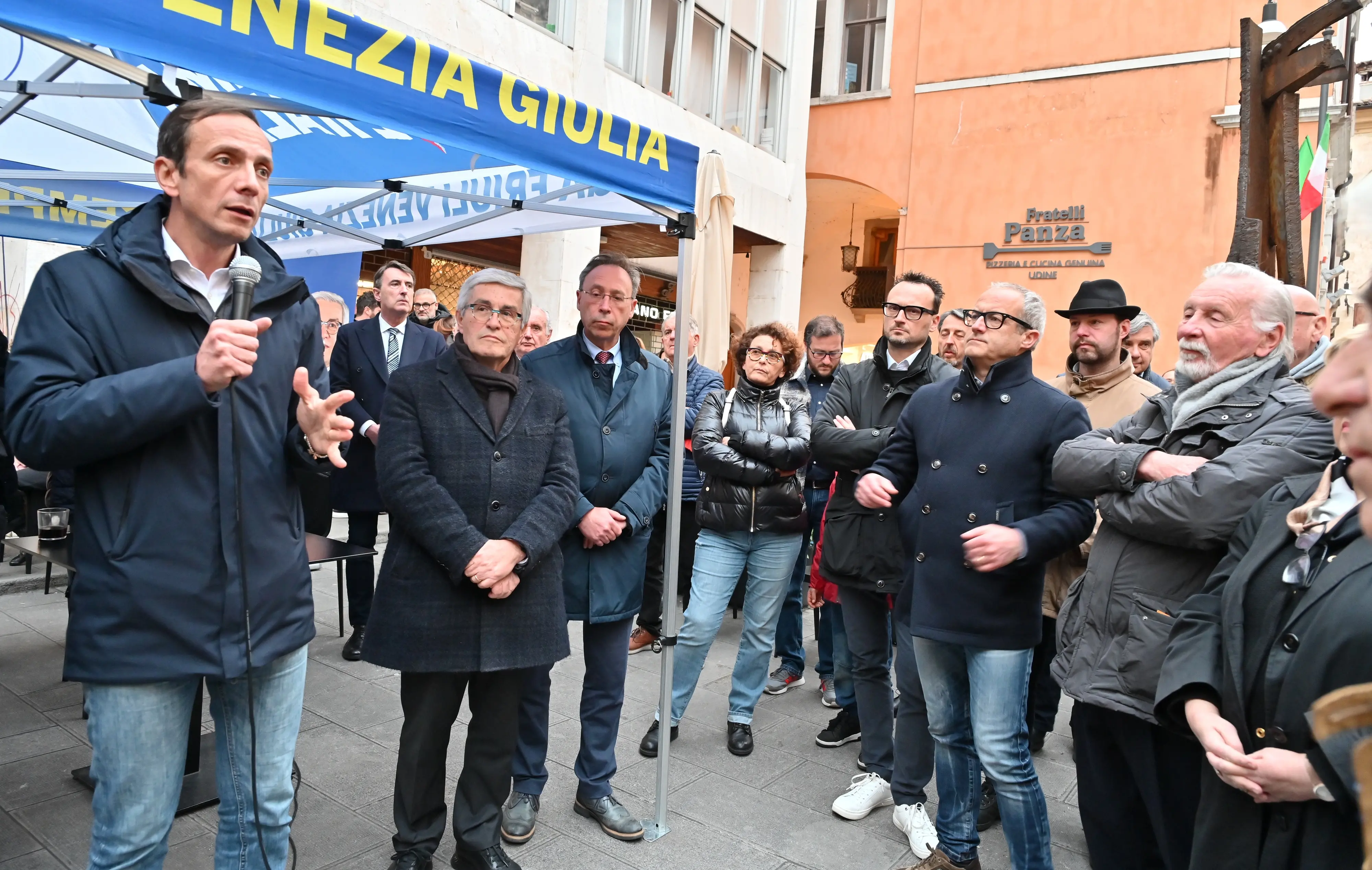 Fontanini ha concluso la campagna da Dusci, in via Lionello. Con lui oltre a Massimiliano Fedriga parte dei leader del centrodestra