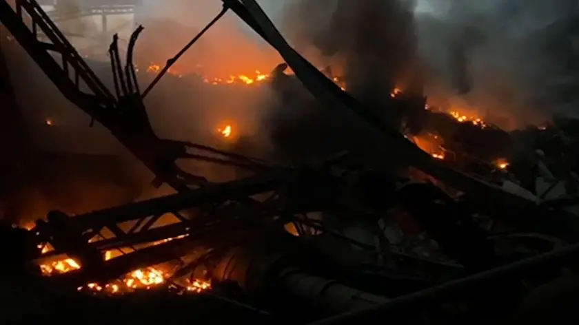 Un fermo immagine tratto da un video mostra i vigili del fuoco impegnati dopo l'attacco da parte delle forze russe a impianti energetici nelle regioni ucraine di Zaporizhzhia, Dnipropetrovsk, Donetsk, Kirovohrad e Ivano-Frankivsk. INSTAGRAM ZELENKY +++ATTENZIONE LA FOTO NON PUO' ESSERE PUBBLICATA O RIPRODOTTA SENZA L'AUTORIZZAZIONE DELLA FONTE DI ORIGINE CUI SI RINVIA+++ NPK +++