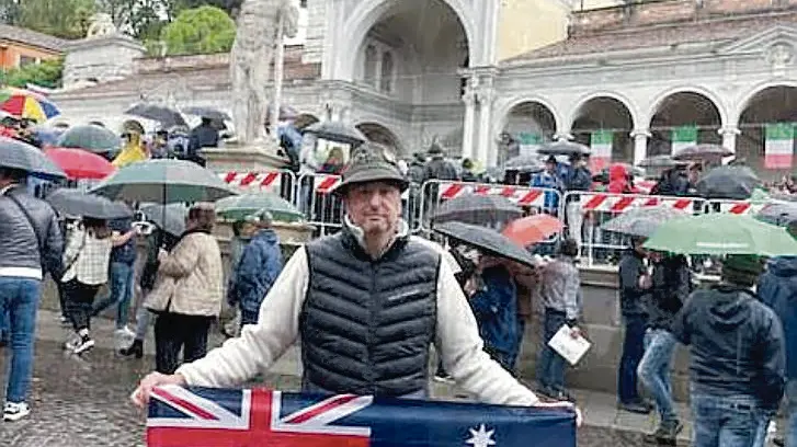 Il 45enne Francesco Pressacco con la bandiera dell’Australia