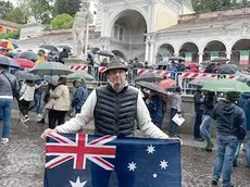 Il 45enne Francesco Pressacco con la bandiera dell’Australia