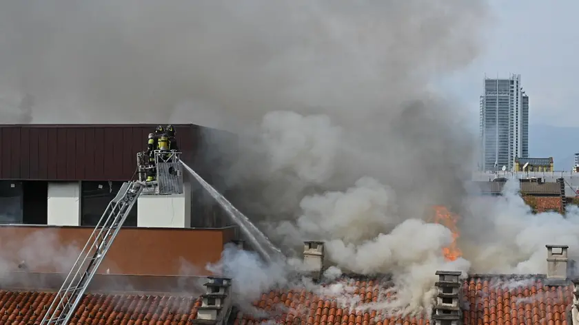 Un grosso incendio è scoppiato questa mattina nel centro di Torino tra via Lagrange e piazza Carlo Felice. Le fiamme si sono sviluppate nelle mansarde di un palazzo, Torino, 3 settembre 2021 ANS/ALESSANDRO DI MARCO