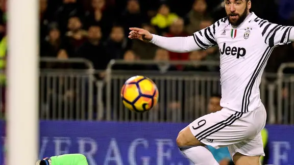 SERIE A 23A GIORNATA -12.2.17 - STADIO SANT'ELIA - CAGLIAIRI JUVENTUS - GOL HIFGUAIN 1-0