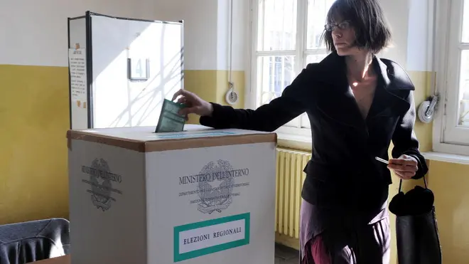 20100328-POL-TORINO - REGIONALI: ELEZIONI PRIMA GIORNATA DI VOTO - Nella foto elettori questa mattina presso il seggio del Liceo Gioberti/ANSA/Tonino Di Marco