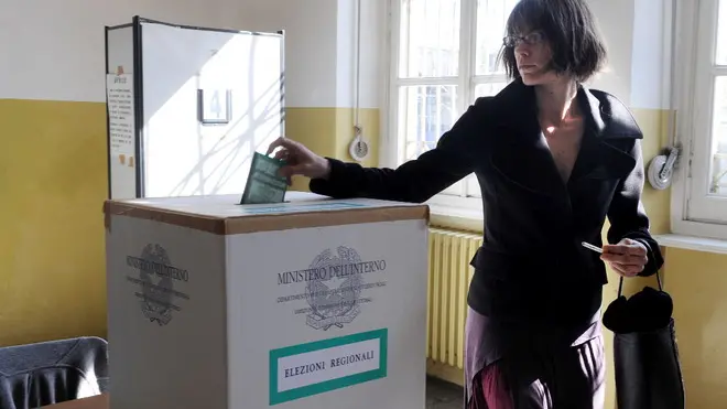 20100328-POL-TORINO - REGIONALI: ELEZIONI PRIMA GIORNATA DI VOTO - Nella foto elettori questa mattina presso il seggio del Liceo Gioberti/ANSA/Tonino Di Marco