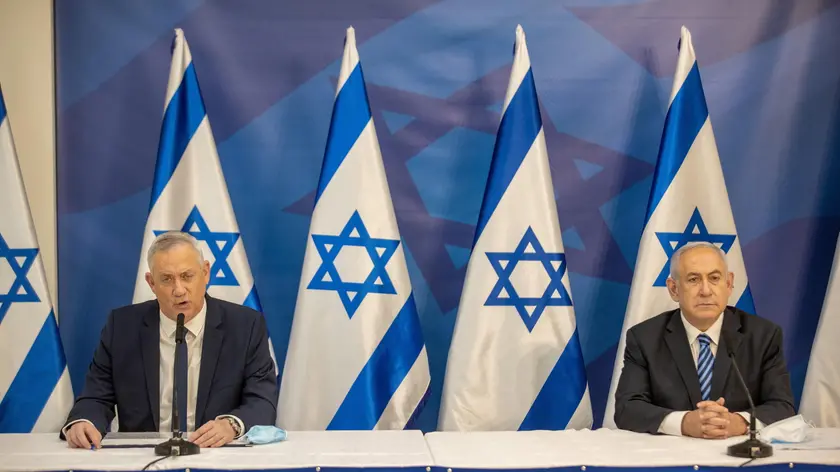 epa08569420 Israel Alternate PM and Defence Minister Benny Gantz (L), and the Israeli Prime Minister Benjamin Netanyahu (R), issue a statement at the Israeli Defense Ministry in Tel Aviv, Israel, 27 July 2020, following the high tensions with the Lebanese militant group of Hezbollah at the Israeli-Lebanon border. EPA/TAL SHAHAR / POOL