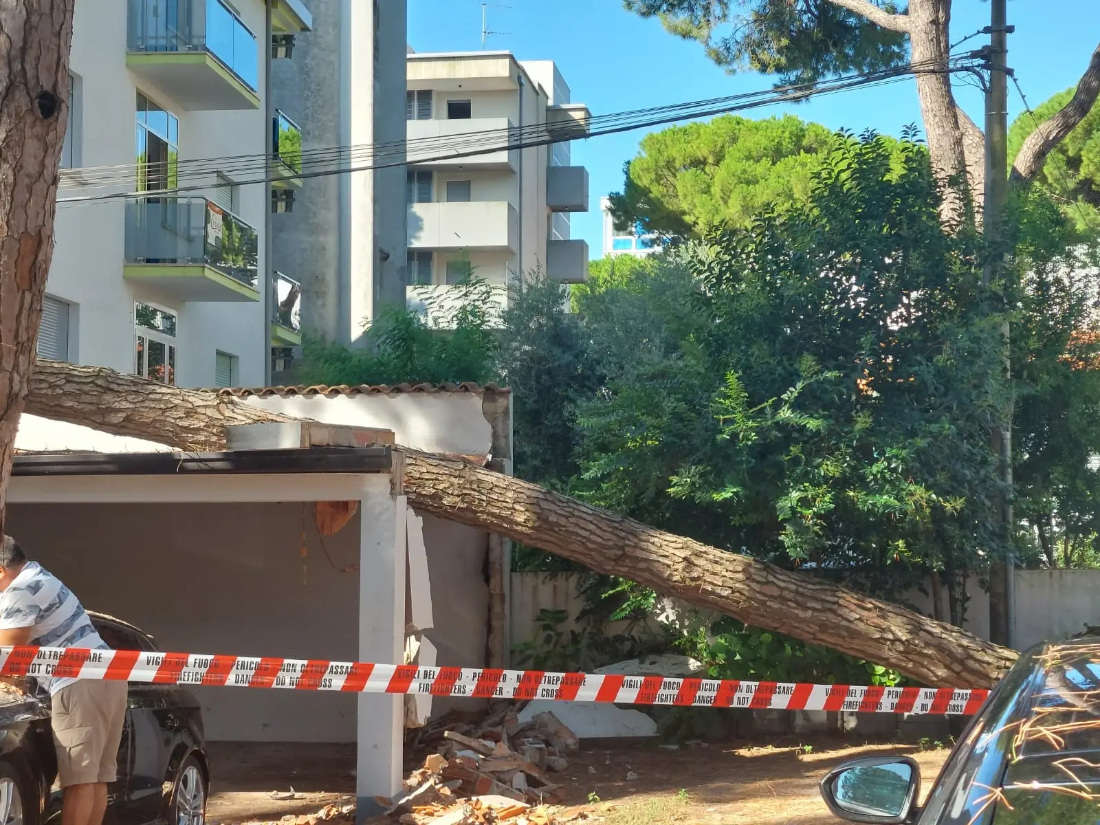 Alberi sradicati dalle forti raffiche di vento, pali dell’illuminazione pubblica piombati in mezzo alle strade con inevitabili problemi alla viabilità, cartelli stradali divelti, giardini e scantinati allagati, alcuni momentanei blackout e anche tre incendi causati dai fulmini. L’ondata di maltempo che ha colpito la regione nella prima serata di giovedì 1 agosto ha causato danni in diversi comuni della provincia di Udine. Tra questi c'è Lignano dove un albero si è spezzato ed è finito sopra l'hotel Campana d'Oro