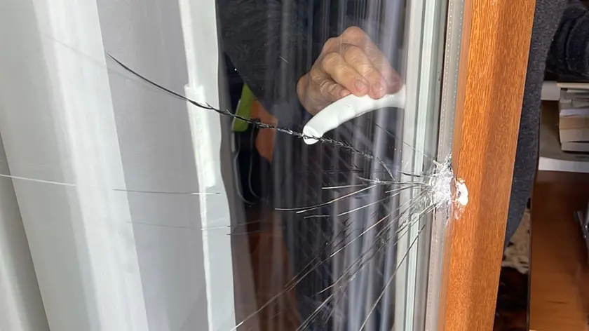 La porta finestra forzata dai ladri in via Presani
