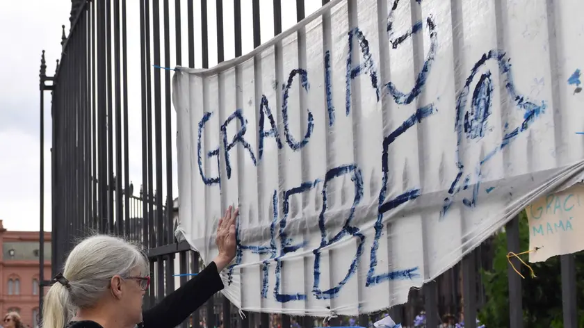 epa10316988 Dozens of people gather in the Plaza de Mayo to pay homage to the recently deceased activist Hebe de Bonafini, in Buenos Aires, Argentina, 20 November 2022. Groups defending human rights together with relatives of disappeared persons gathered to circle around the Pyramid of May (Piramide de Mayo) as an act of respect and homage to de Bonafini, President of the Argentine association Madres de Plaza de Mayo. Bonafini (1928-2022), 93, died at the Italian Hospital in La Plata, capital of the province of Buenos Aires, where she had been hospitalized for several days due to the worsening of her chronic illnesses. EPA/Enrique Garcia Medina
